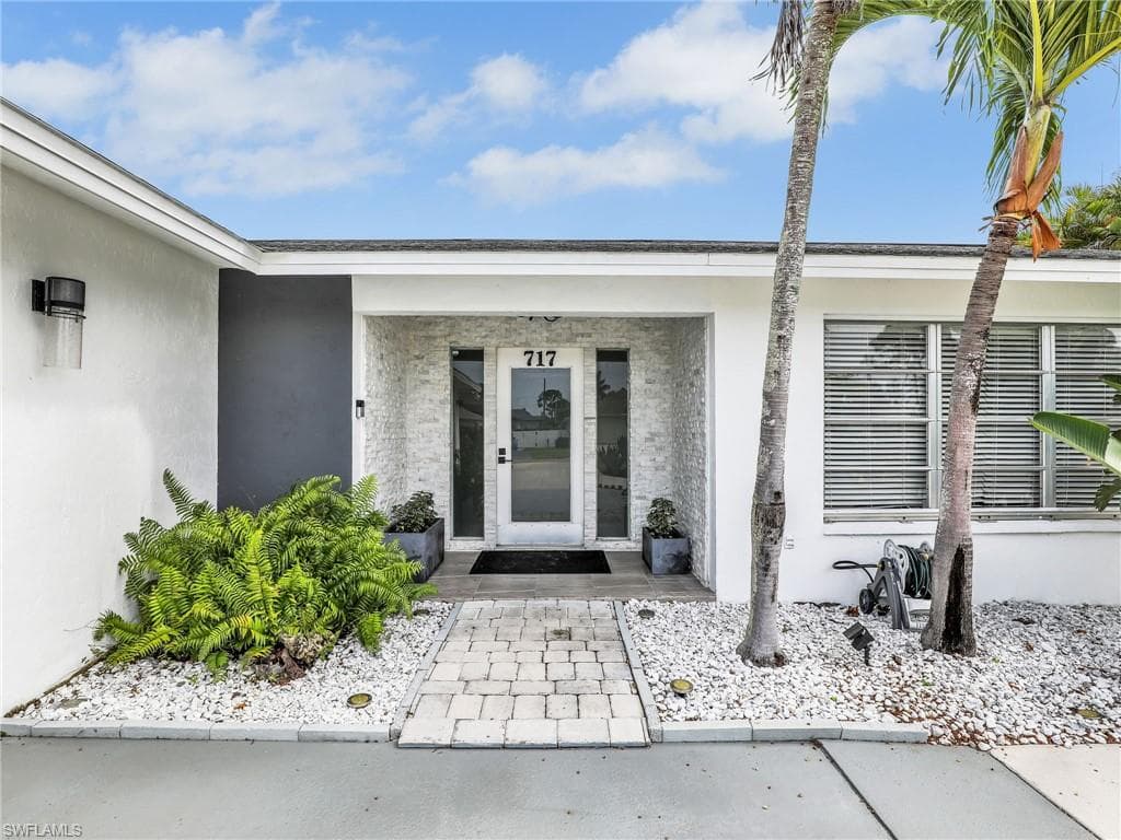 717 105th Ave N, Naples, FL 34108-6