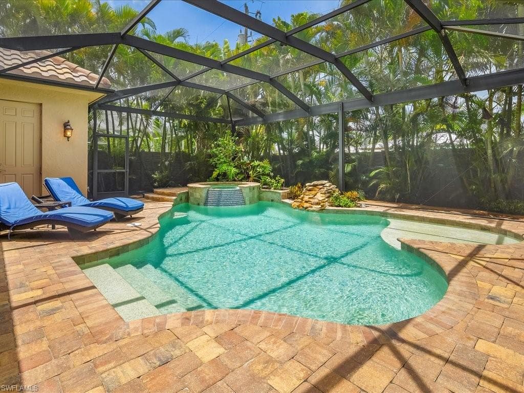 559 93rd Ave N, Naples, FL 34108-10