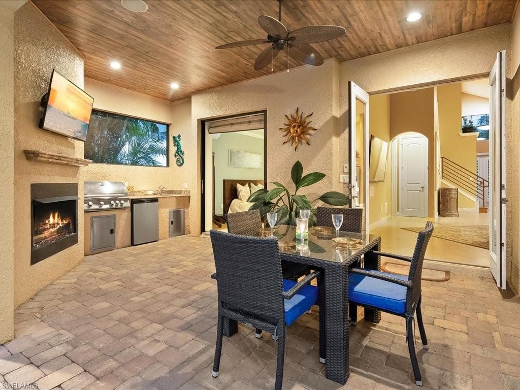 559 93rd Ave N, Naples, FL 34108-14