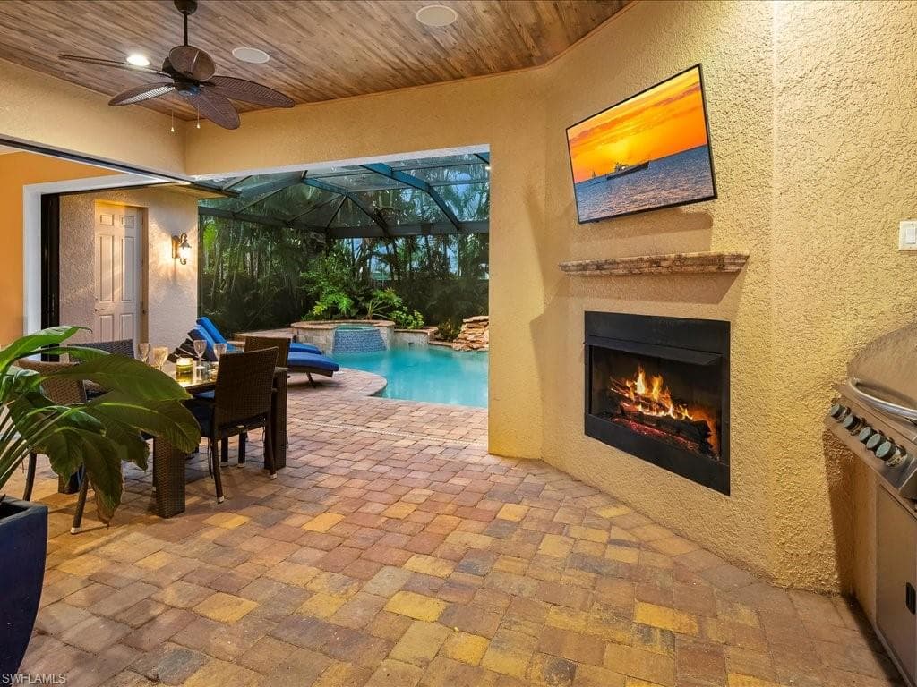 559 93rd Ave N, Naples, FL 34108-18