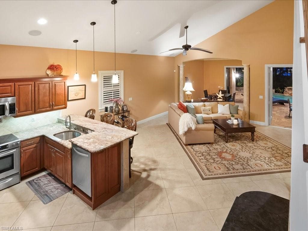 559 93rd Ave N, Naples, FL 34108-21