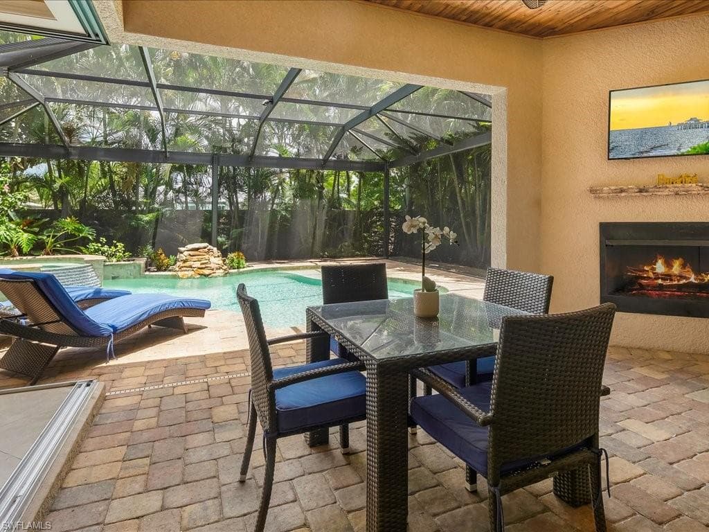 559 93rd Ave N, Naples, FL 34108-27