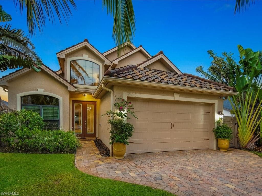 559 93rd Ave N, Naples, FL 34108-2