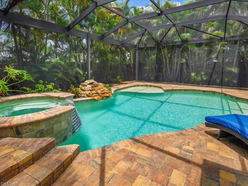 559 93rd Ave N, Naples, FL 34108-3
