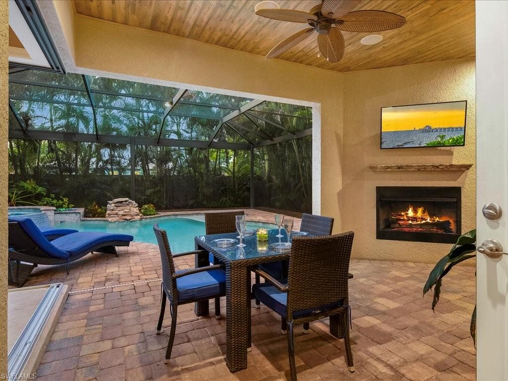 559 93rd Ave N, Naples, FL 34108-8