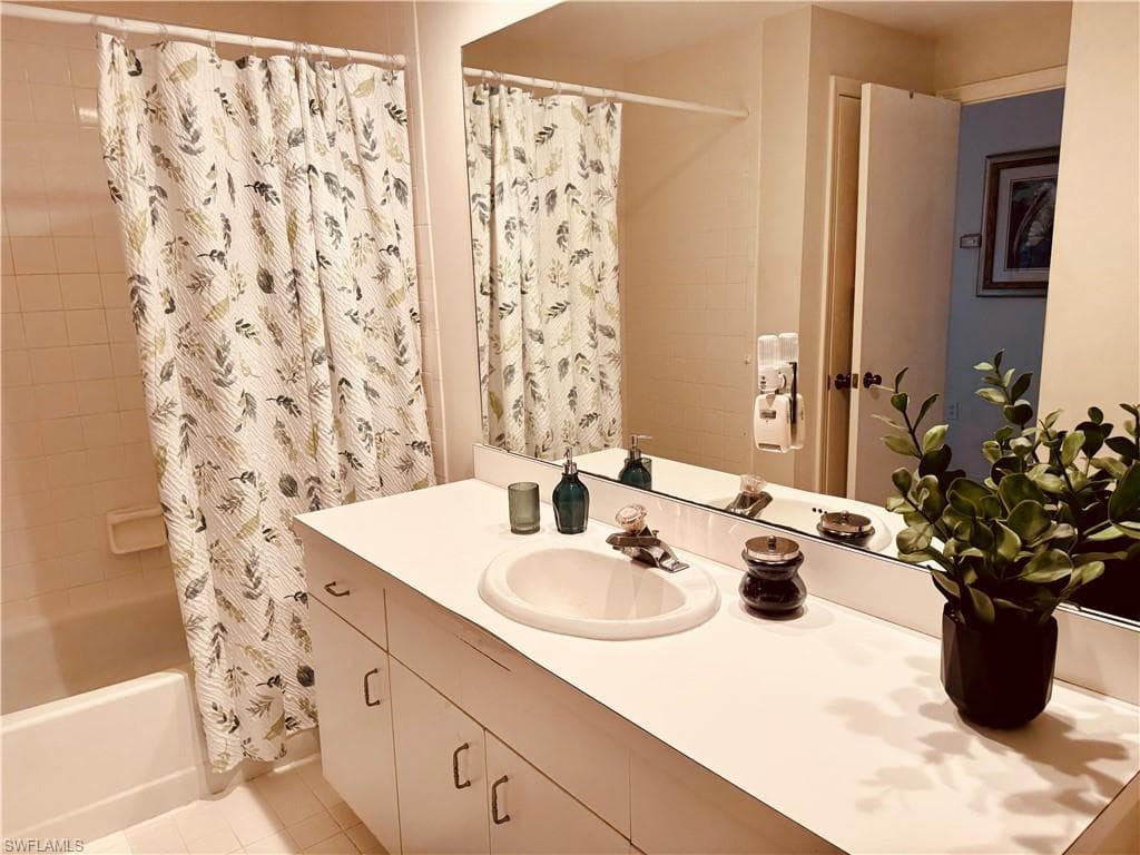 5809 Glencove Dr 902, Naples, FL 34108-13