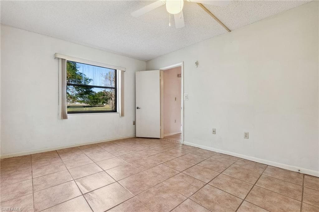 4198 27th Ct SW 105, Naples, FL 34116-12