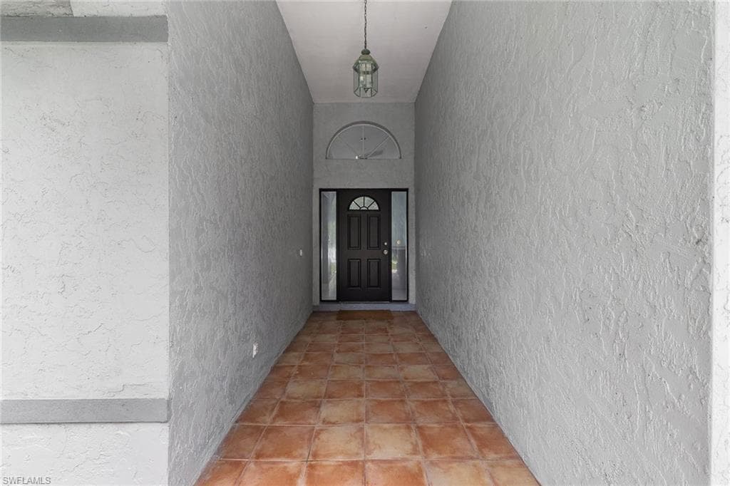 530 22nd Ave NW, Naples, FL 34120-5