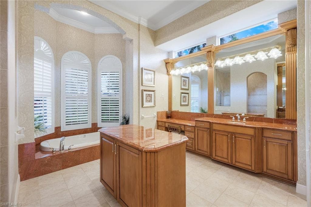 7511 Hogan Ct, Naples, FL 34113-19