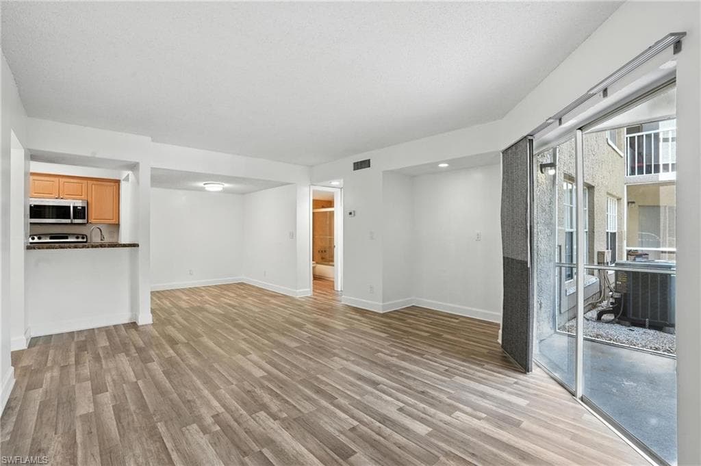 201-5 Santa Clara Dr 201, Naples, FL 34104-5