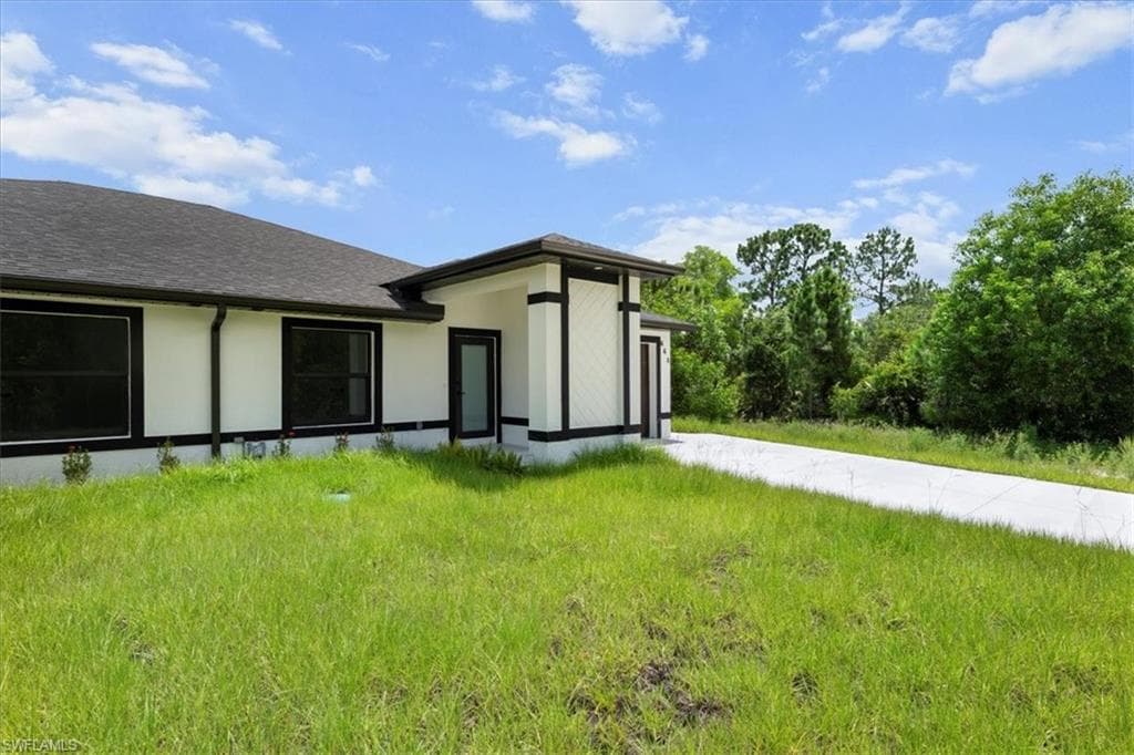 668/670 Chemstrand St E, Lehigh Acres, FL 33974-10