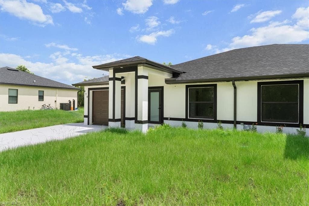 668/670 Chemstrand St E, Lehigh Acres, FL 33974-7