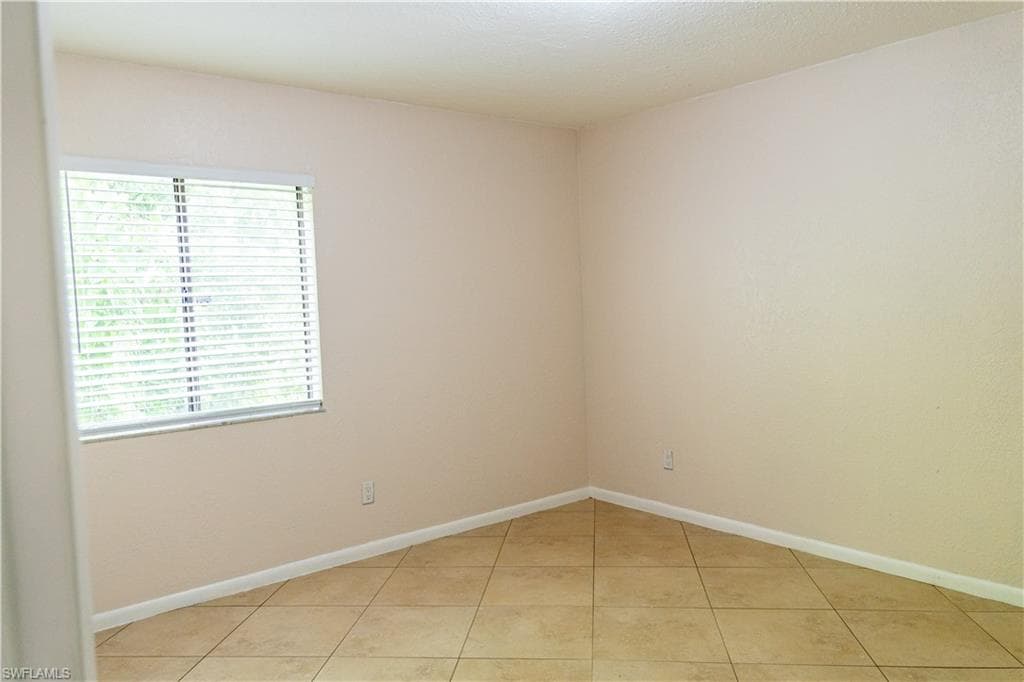 4627 Bayshore Dr I-4, Naples, FL 34112-13