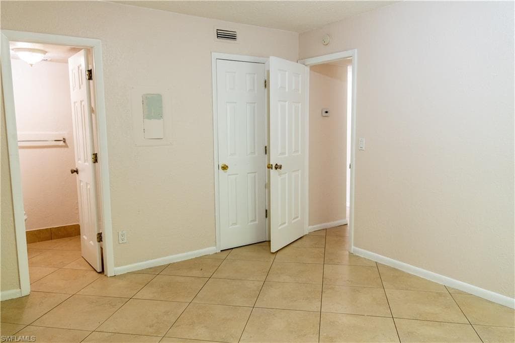 4627 Bayshore Dr I-4, Naples, FL 34112-16