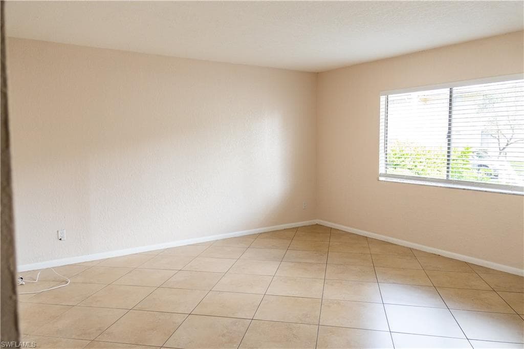 4627 Bayshore Dr I-4, Naples, FL 34112-6
