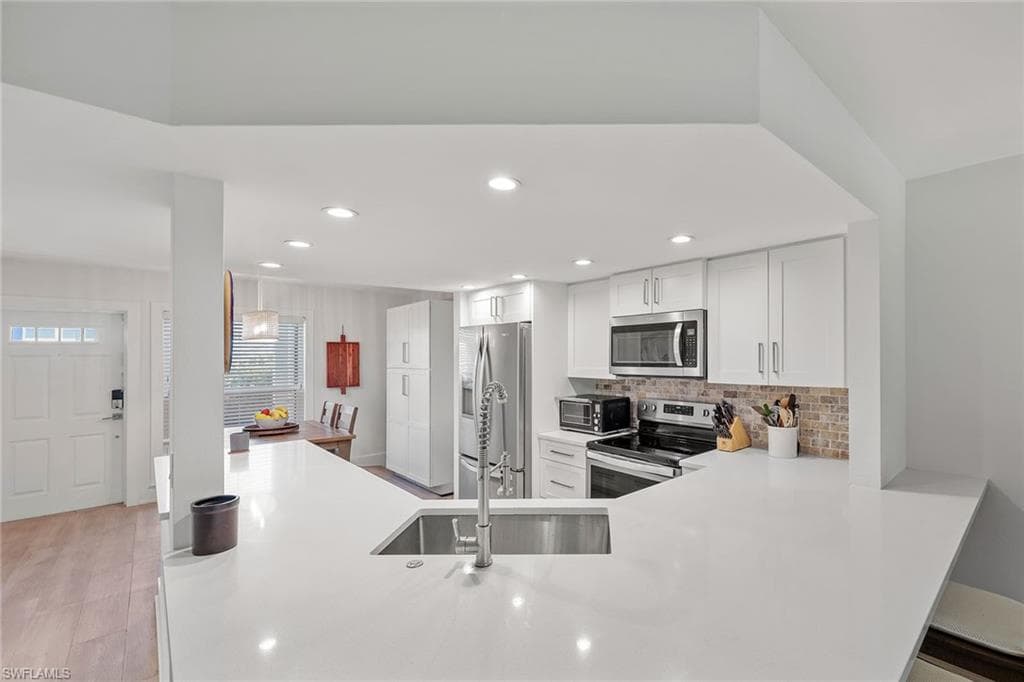 876 Gulf Pavilion Dr 105, Naples, FL 34108-1