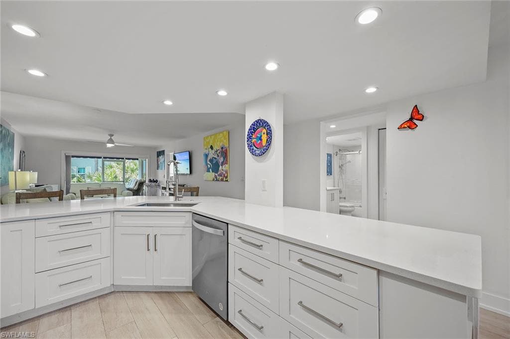 876 Gulf Pavilion Dr 105, Naples, FL 34108-2