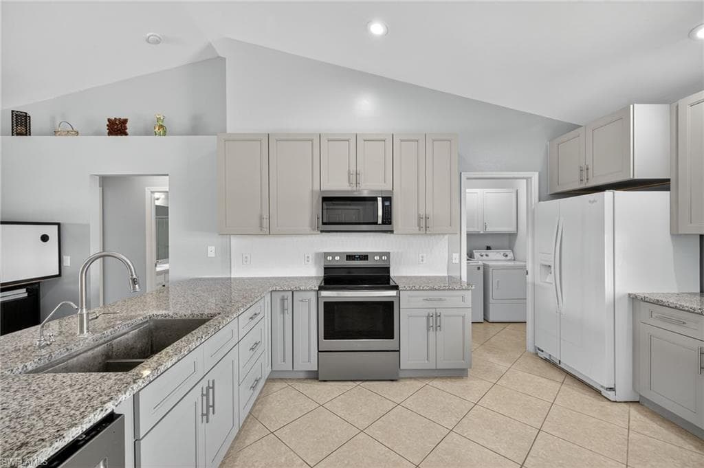 2525 4th Pl, Cape Coral, FL 33909-5