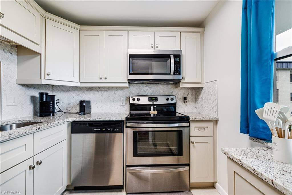 1724 Pine Valley Dr 213, Fort Myers, FL 33907-2