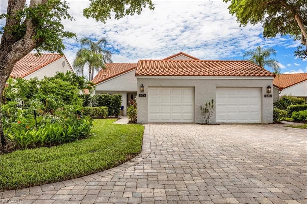 833 Reef Point Cir, Naples, FL 34108-1