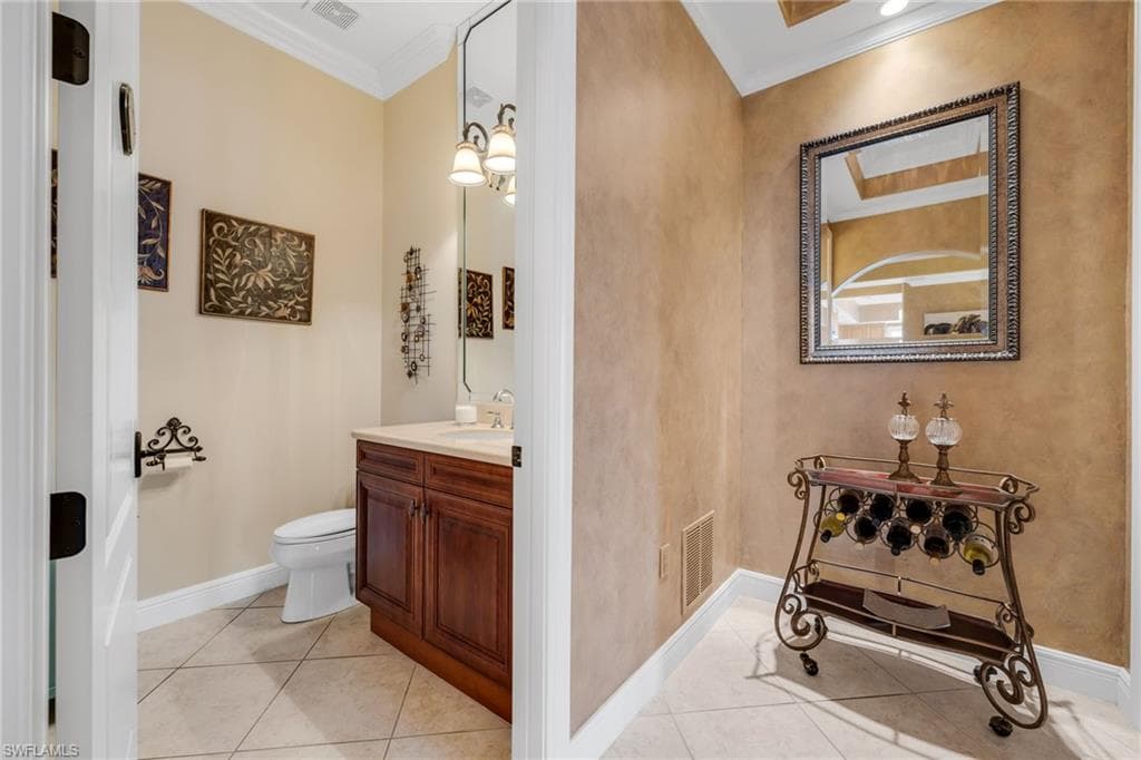 579 Avellino Isles Cir 202, Naples, FL 34119-15