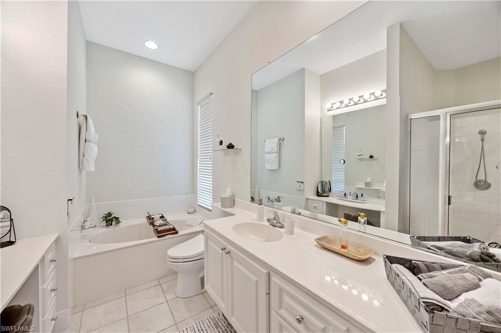 3997 Isla Ciudad Ct, Naples, FL 34109-20