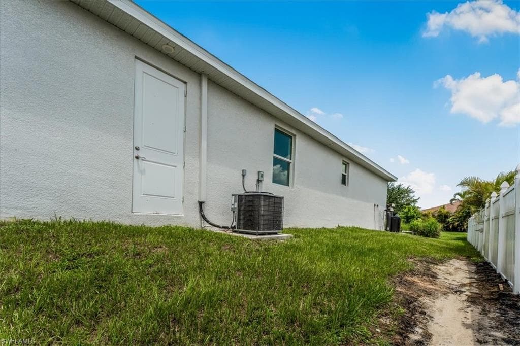 1013 39th Ter, Cape Coral, FL 33909-26