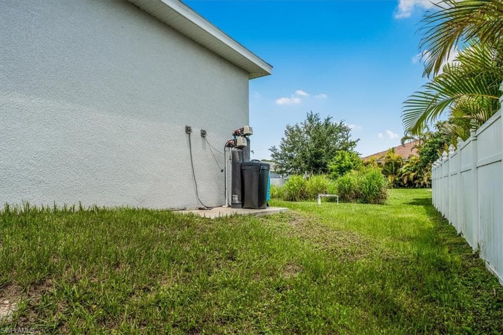 1013 39th Ter, Cape Coral, FL 33909-27