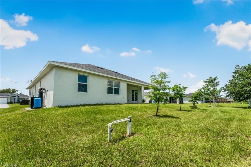 1013 39th Ter, Cape Coral, FL 33909-35