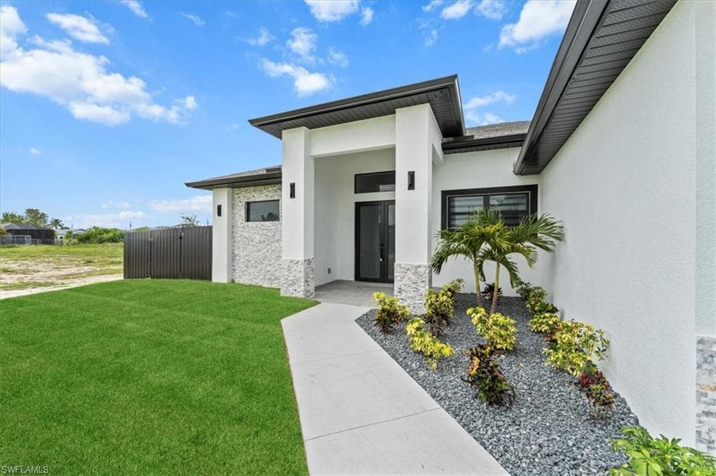 1425 11th Ct, Cape Coral, FL 33991-5