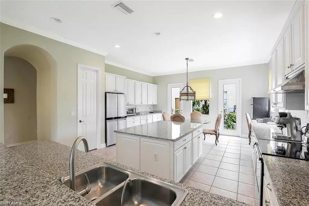 1724 Birdie Dr, Naples, FL 34120-4