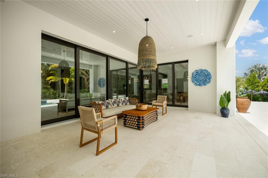 565 Whispering Pine Ln, Naples, FL 34103-19