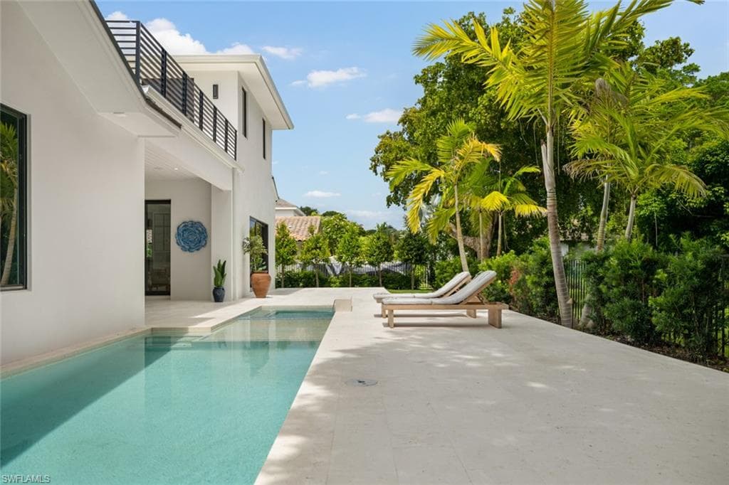 565 Whispering Pine Ln, Naples, FL 34103-42