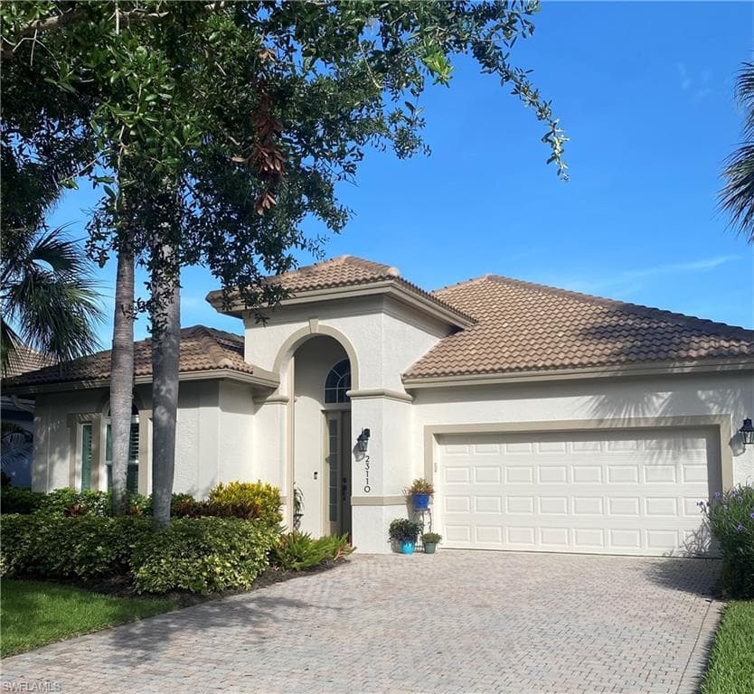 23110 Oakglen Ln, Estero, FL 34135-2