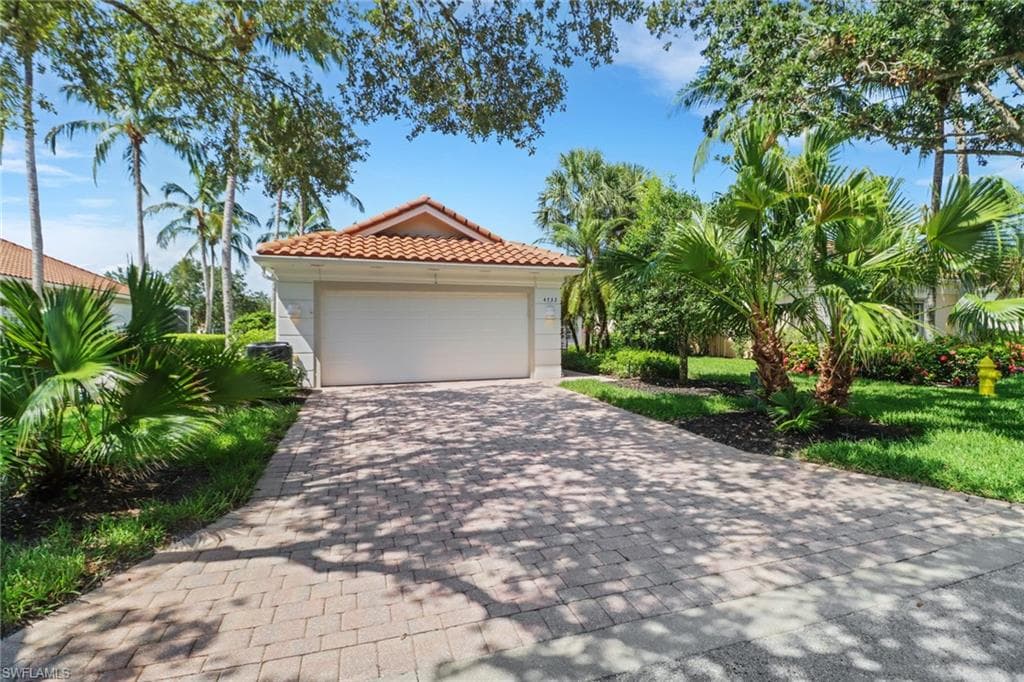 4733 Navassa Ln, Naples, FL 34119-34