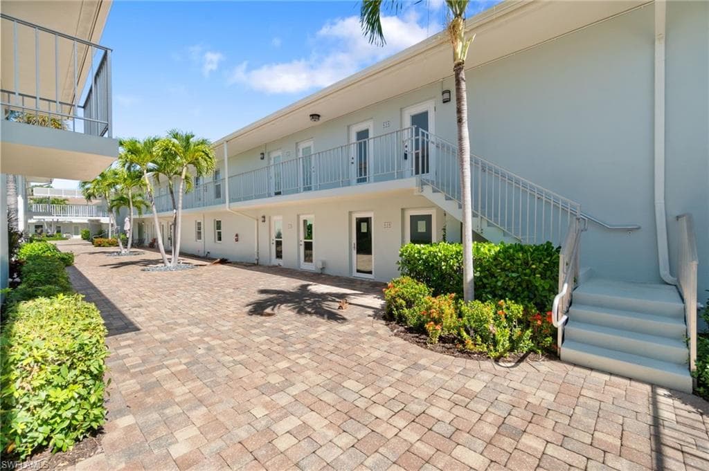 656 12th Ave S 656, Naples, FL 34102-10