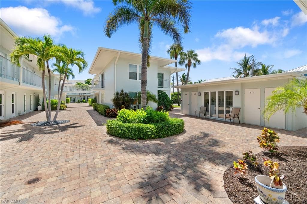 656 12th Ave S 656, Naples, FL 34102-11