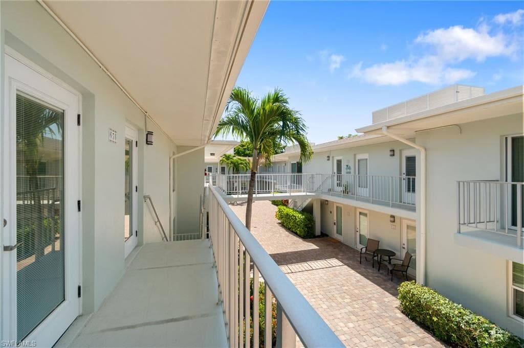 656 12th Ave S 656, Naples, FL 34102-12