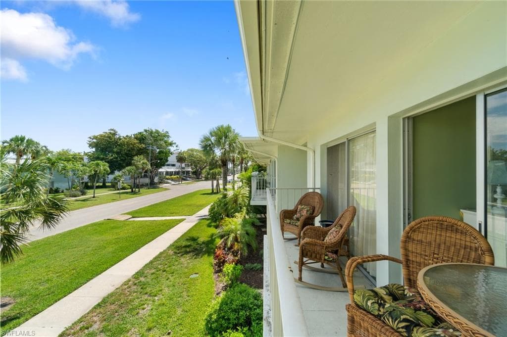 656 12th Ave S 656, Naples, FL 34102-33