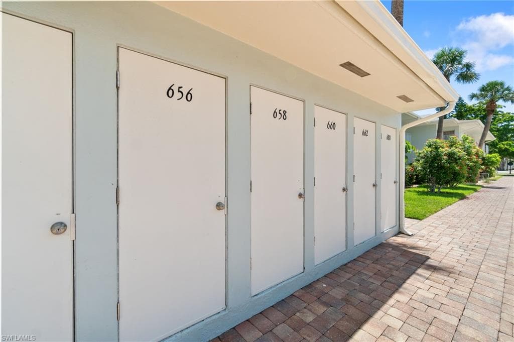 656 12th Ave S 656, Naples, FL 34102-35