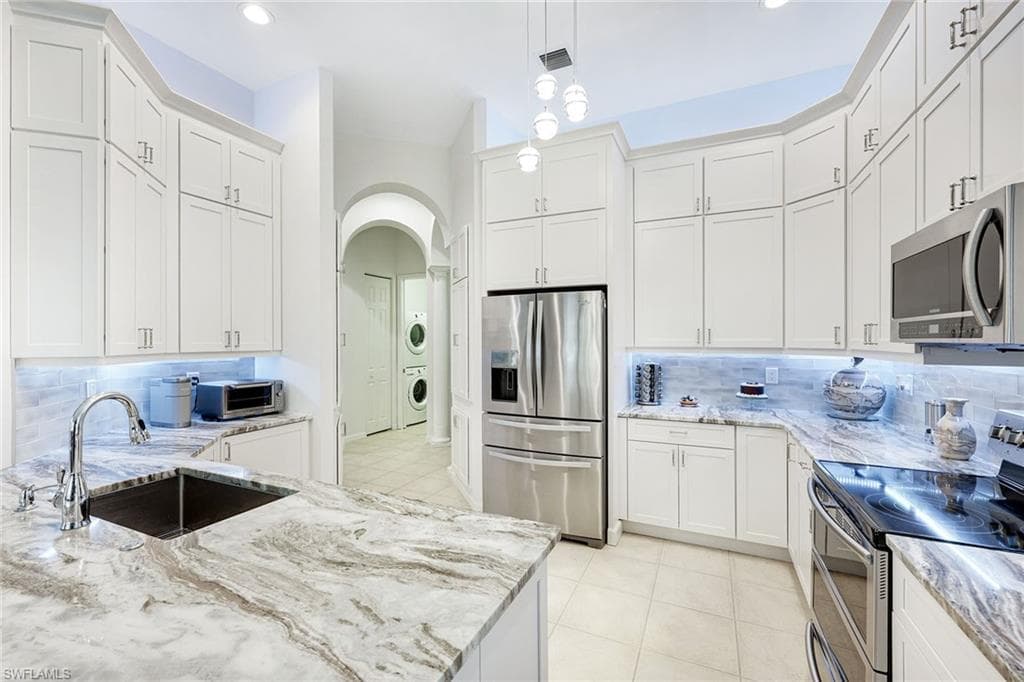 20552 Foxworth Cir, Estero, FL 33928-10