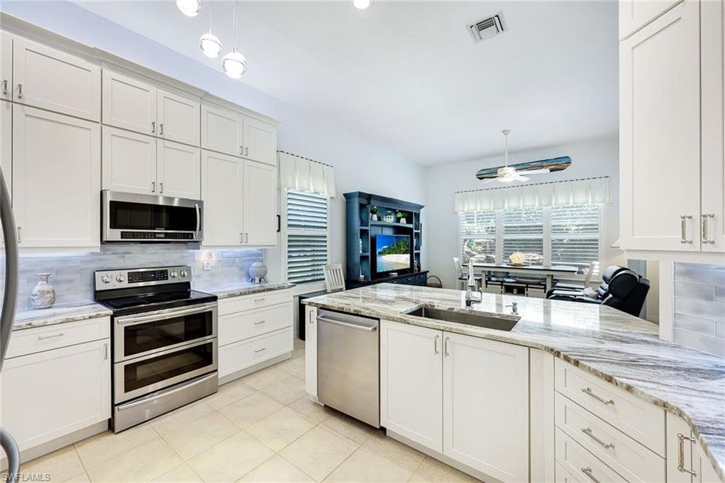 20552 Foxworth Cir, Estero, FL 33928-8