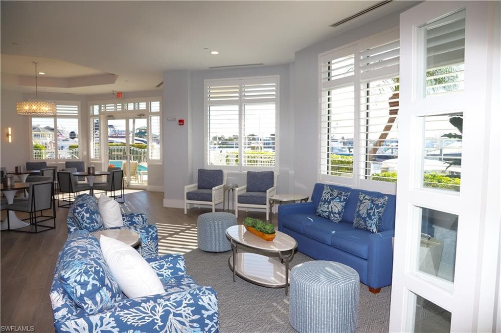 909 10th St S, Naples, FL 34102-9