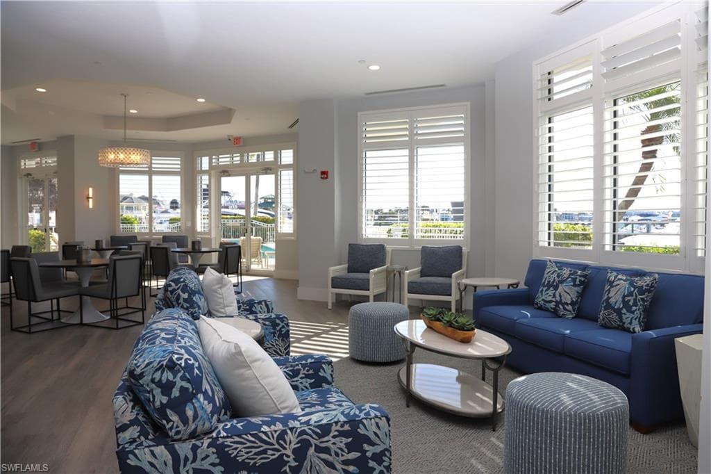909 10th St S, Naples, FL 34102-10