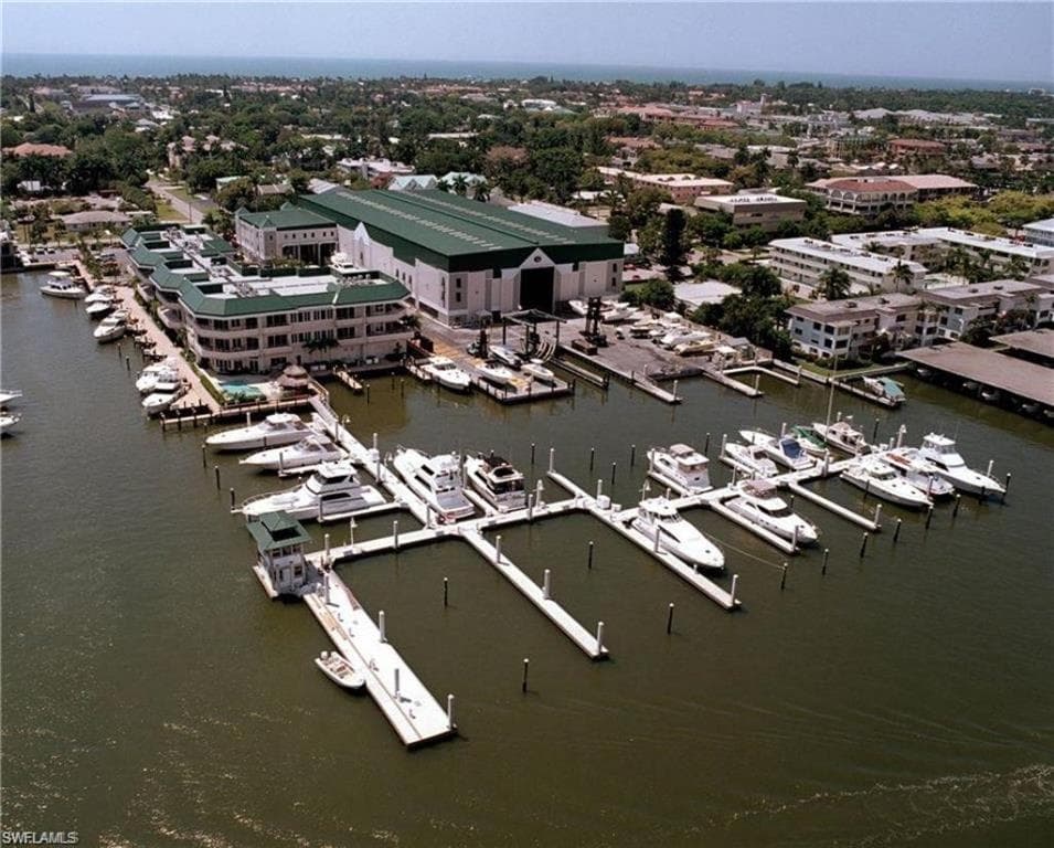 909 10th St S, Naples, FL 34102-3