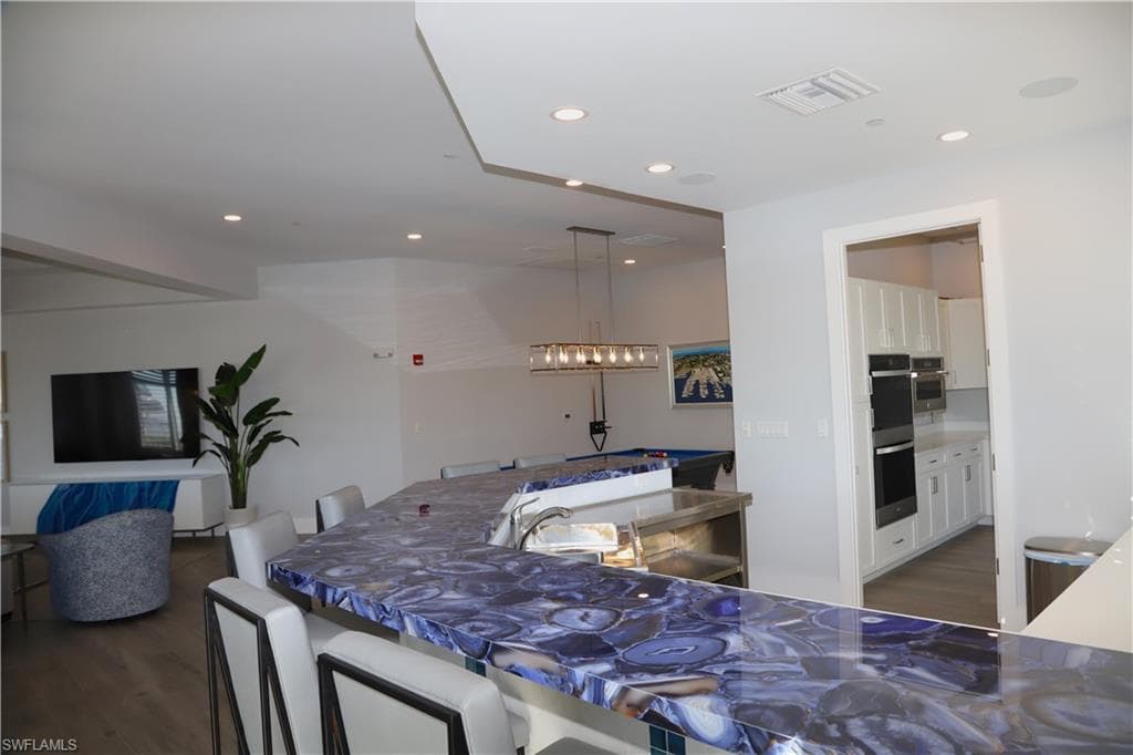 909 10th St S, Naples, FL 34102-4