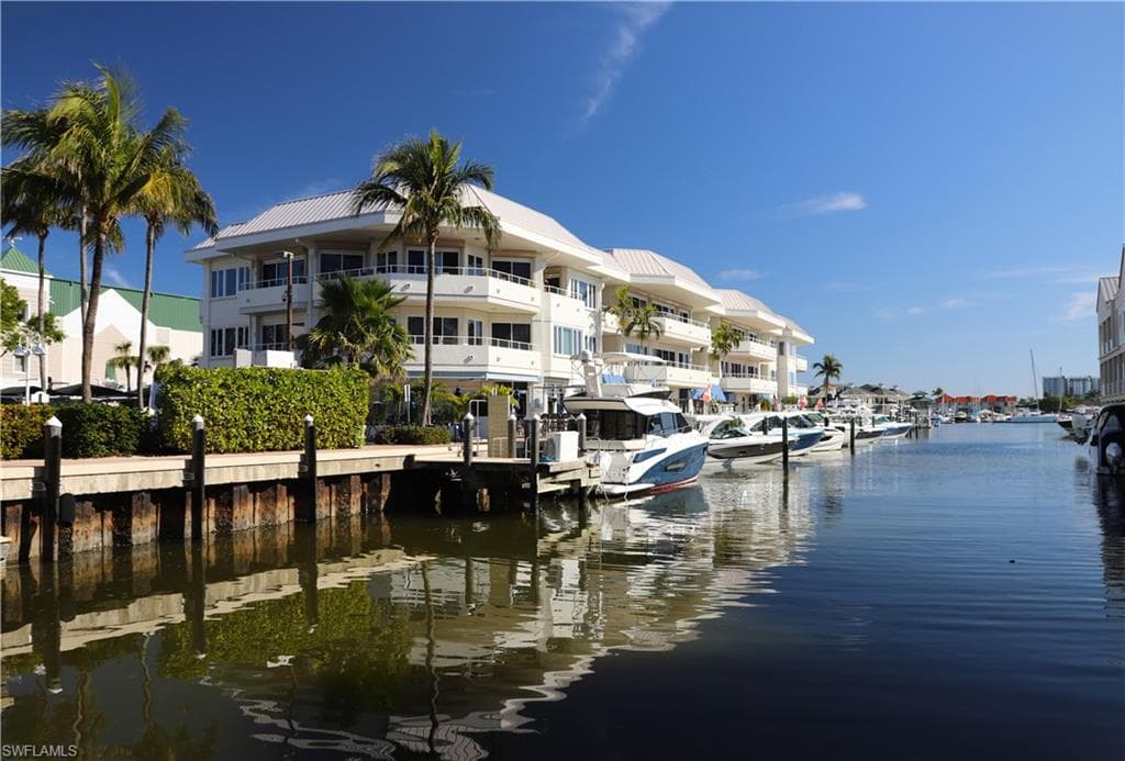 909 10th St S, Naples, FL 34102-6
