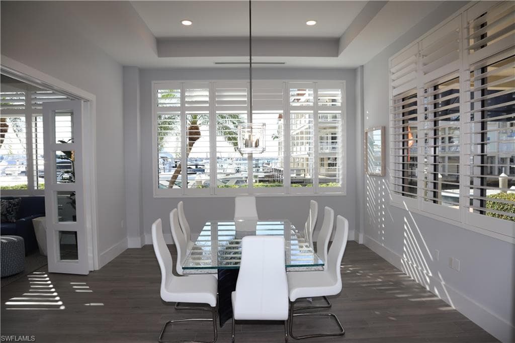 909 10th St S, Naples, FL 34102-8