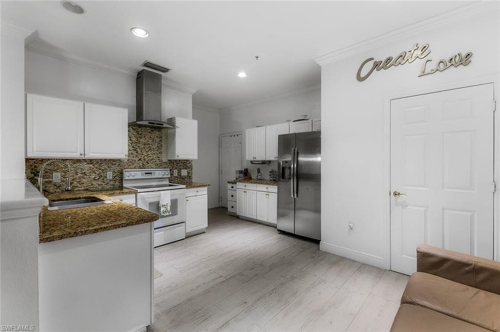 1064 Hampton Cir 54, Naples, FL 34105-2