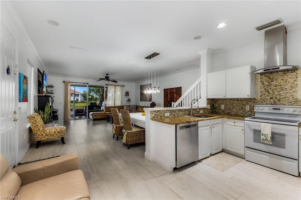 1064 Hampton Cir 54, Naples, FL 34105-3